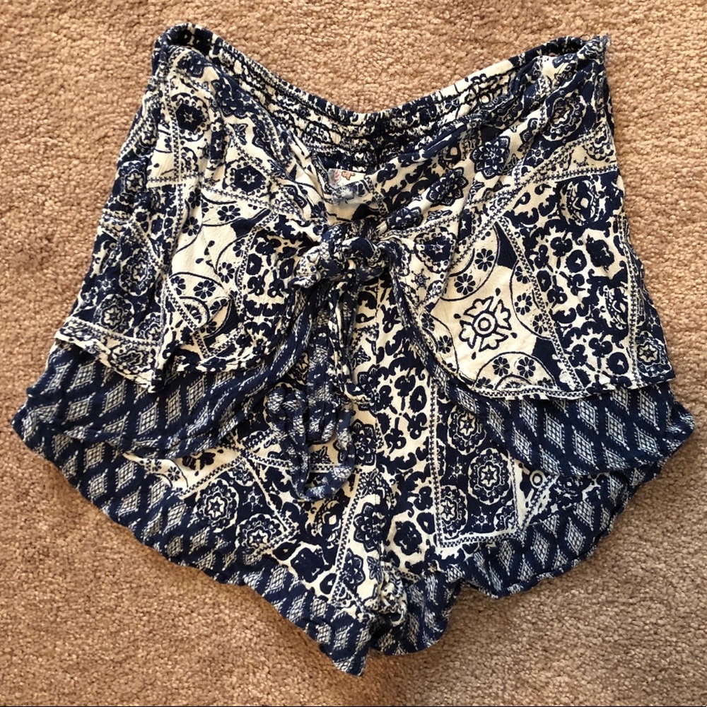 Floral mid rise tie shorts